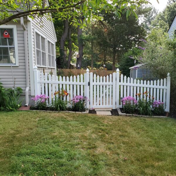 Grantham white vinyl picket fence and gate